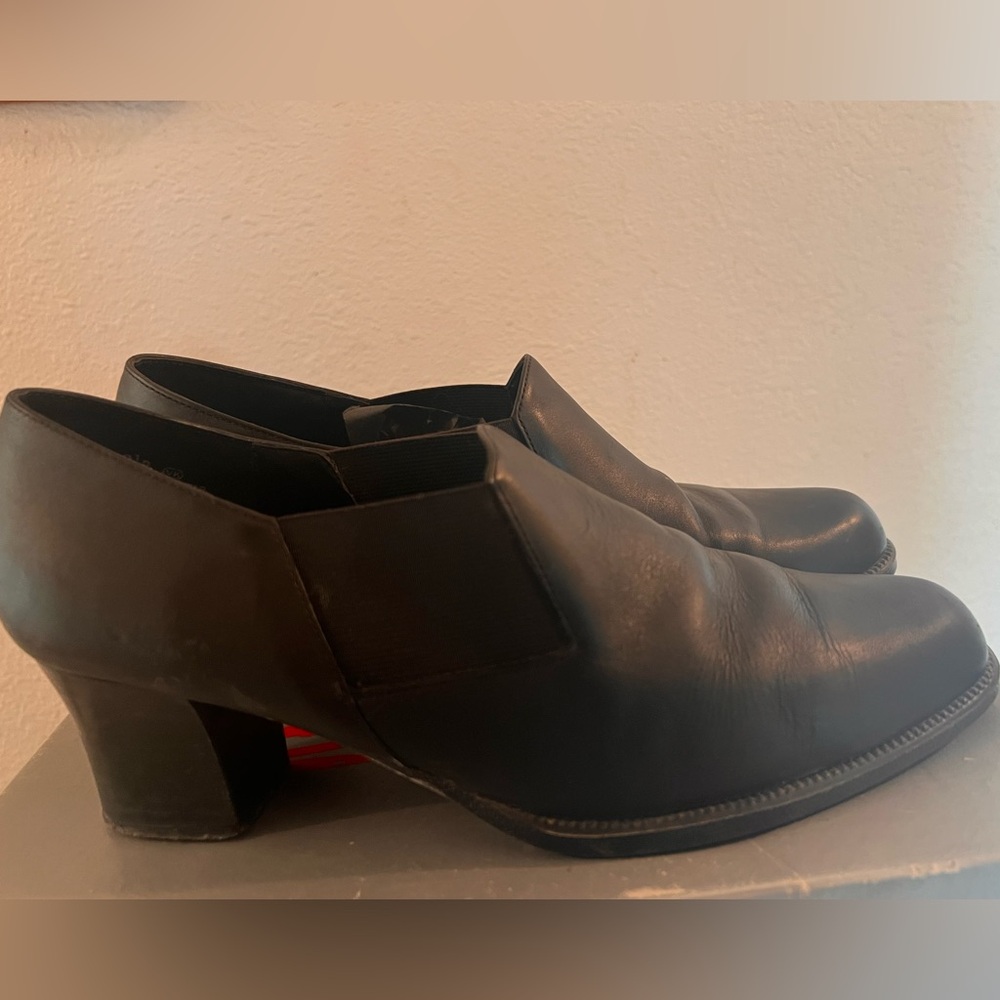 Aersoles women’s black leather shoes.